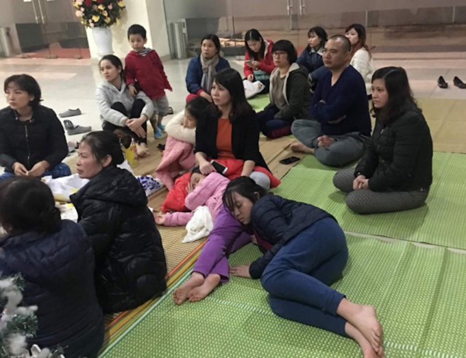 Cư d&acirc;n to&agrave; nh&agrave; S&ocirc;ng Đ&agrave; H&agrave; Đ&ocirc;ng t&uacute;c trực l&uacute;c đ&ecirc;m h&ocirc;m để phản đối việc c&ocirc;ng ty SDU cố t&igrave;nh v&agrave;o gi&agrave;nh quyền quản l&yacute; vận h&agrave;nh to&agrave; nh&agrave;