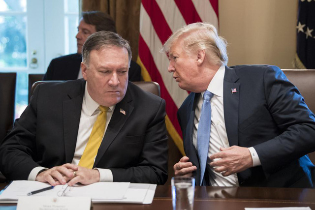 Tổng thống Mỹ Donald Trump (phải) v&agrave; Ngoại trưởng Mỹ Mike Pompeo (Ảnh: UPI)