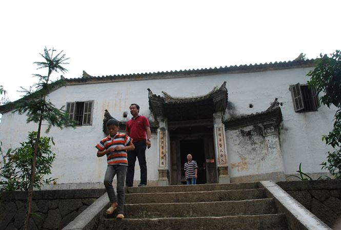 Ph&iacute;a ngo&agrave;i cổng v&agrave; xung quanh dinh thự trăm tuổi c&oacute; trồng nhiều th&ocirc;ng, giờ đ&atilde; th&agrave;nh cổ thụ.