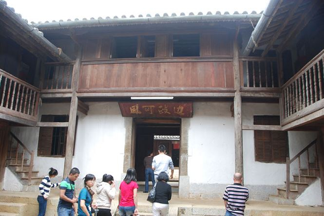 B&ecirc;n trong dinh thự Nh&agrave; Vương.