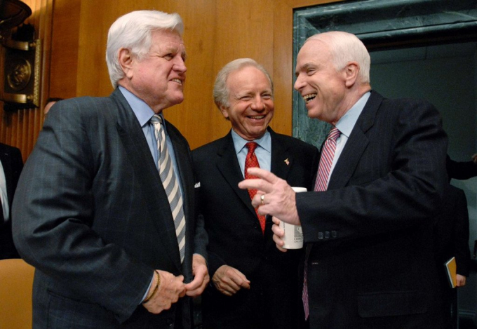 Thượng nghị sĩ Edward Kennedy, Joe Lieberman v&agrave; John McCain n&oacute;i chuyện tại Washington năm 2008. Ảnh: Reuters.