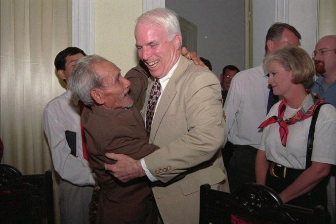 Năm 1996, McCain (thứ ba từ tr&aacute;i sang) đến Việt Nam v&agrave; gặp lại &ocirc;ng Mai Văn Ổn, một trong những người đ&atilde; cứu &ocirc;ng từ hồ Tr&uacute;c Bạch khi McCain phải nhảy d&ugrave; xuống đ&acirc;y năm 1967. Ảnh: AP.