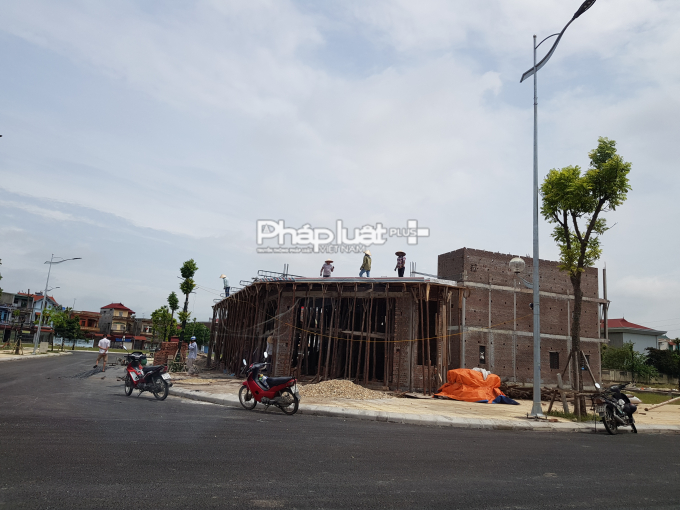 Một trong nhiều ng&ocirc;i nh&agrave; ở ri&ecirc;ng lẻ đang rầm rộ x&acirc;y dựng được PV ghi lại thời điểm th&aacute;ng 8/2018.