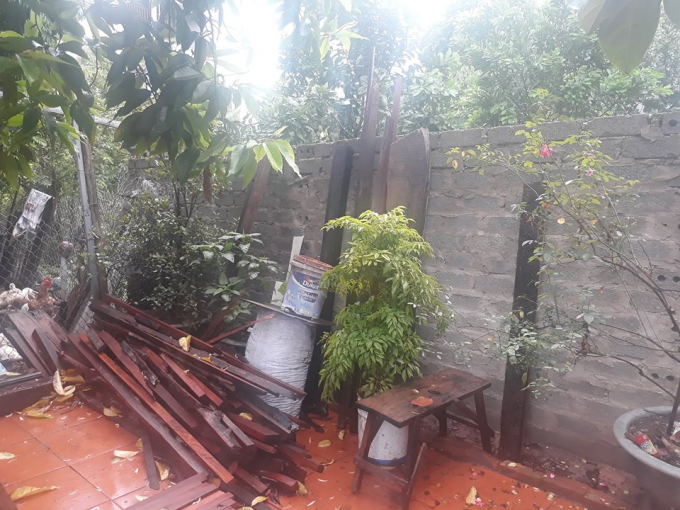 C&ocirc;ng tr&igrave;nh bờ tường r&agrave;o lấn chiếm diện t&iacute;ch đất Ao c&ocirc;ng.