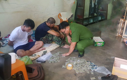 Đối tượng c&ugrave;ng tang vật.