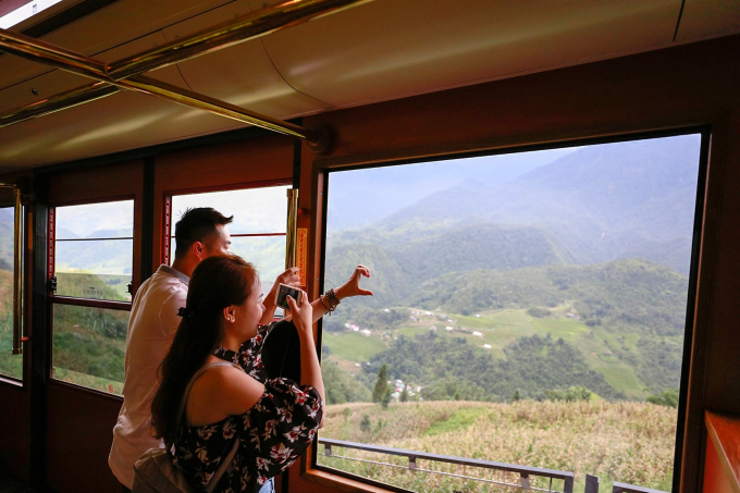 Giờ đ&acirc;y, bất kỳ du kh&aacute;ch n&agrave;o đều với Fansipan, đều dễ d&agrave;ng được thưởng ngoạn vẻ đẹp T&acirc;y Bắc m&ugrave;a l&uacute;a ch&iacute;n theo những c&aacute;ch v&ocirc; c&ugrave;ng độc đ&aacute;o. Nếu ai đ&oacute; muốn ngắm m&ugrave;a v&agrave;ng T&acirc;y Bắc v&agrave;o thu theo c&aacute;ch thật kh&aacute;c lạ, h&atilde;y thử trải nghiệm T&agrave;u hỏa leo n&uacute;i Mường Hoa, để được một lần thư th&aacute;i ngắm nh&igrave;n thung lũng Mường Hoa như được d&aacute;t v&agrave;ng từ ch&acirc;n n&uacute;i đến tận trời xanh hiện l&ecirc;n sinh động qua từng &ocirc; cửa k&iacute;nh.&nbsp;