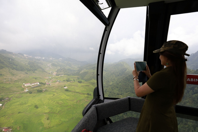 Từ &ocirc; cửa k&iacute;nh c&aacute;p treo, bạn sẽ bị hớp hồn bởi những thửa ruộng bậc thang hiện l&ecirc;n kỳ ảo trong sương mờ như những ph&iacute;m đ&agrave;n đều tăm tắp ph&iacute;a dưới, được điểm t&ocirc; bởi sắc v&agrave;ng rực rỡ của những b&ocirc;ng l&uacute;a v&agrave;o độ ch&iacute;n v&agrave; c&aacute;i nắng ấm &aacute;p của trời thu. V&agrave;o những ng&agrave;y nắng đẹp trong xanh, du kh&aacute;ch c&ograve;n c&oacute; thể nh&igrave;n thấy cả những bản l&agrave;ng xinh xắn như Lao Chải, Tả Văn&hellip;