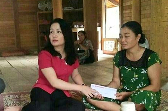 C&aacute;c ban ng&agrave;nh đo&agrave;n thể thăm hỏi, hỗ trợ gia đ&igrave;nh nạn nh&acirc;n đuối nước tại Sơn Thủy, Quan Sơn.