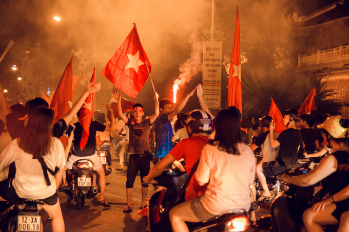 H&agrave;ng ngh&igrave;n người y&ecirc;u b&oacute;ng đ&aacute; ở H&agrave; Nội đồng loạt xuống đường phất cờ ăn mừng xuy&ecirc;n đ&ecirc;m.&nbsp;&nbsp;