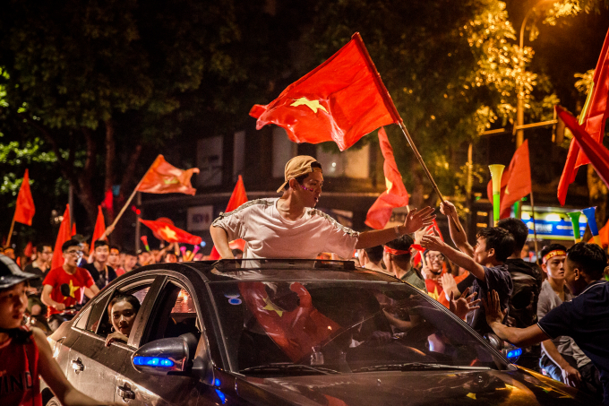 Những c&aacute;i bắt tay, đập tay ăn mừng từ người lạ.