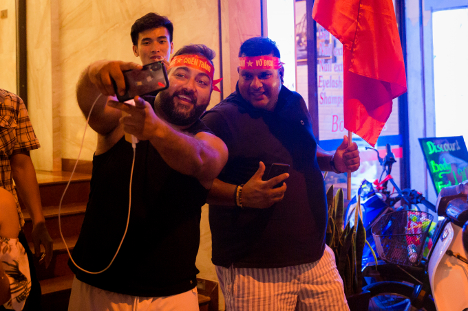 Nhiều vị kh&aacute;ch nước ngo&agrave;i cũng ra đường ăn mừng c&ugrave;ng bạn b&egrave;.