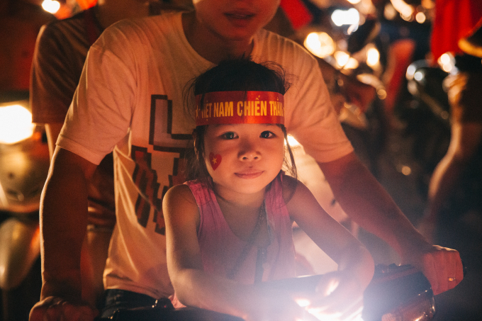 Em nhỏ tận hưởng niềm vui chiến thắng.