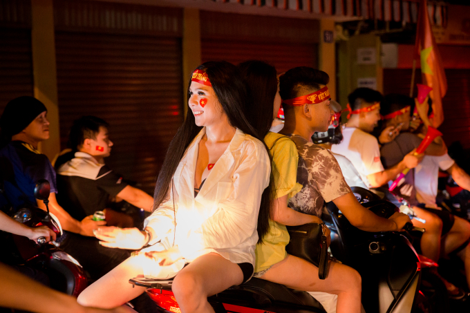 Một fan nữ h&agrave;o hứng &ldquo;đi b&atilde;o&rdquo; c&ugrave;ng hội CĐV.