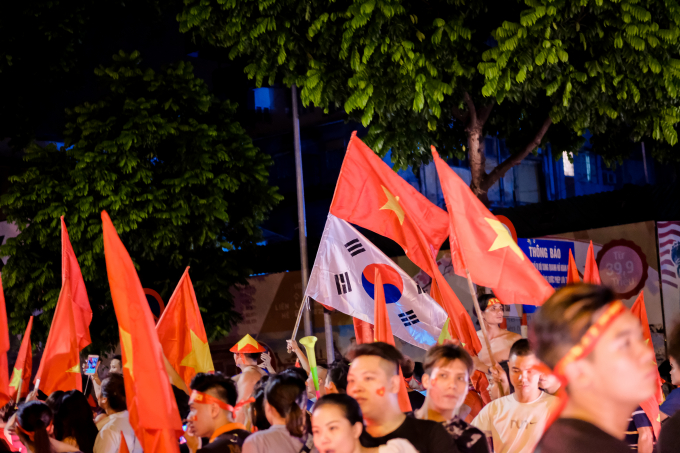 Xuất hiện trong đ&aacute;m đ&ocirc;ng 1 l&aacute; cờ H&agrave;n Quốc như 1 sự cảm ơn tới HLV trưởng&nbsp;Park Hang Seo&nbsp;của người h&acirc;m mộ.