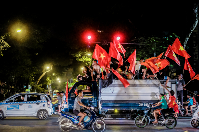 &nbsp;...v&agrave; mu&ocirc;n kiểu ăn mừng chiến thắng.