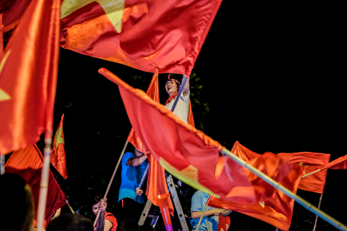 Bắc thang ra giữa đường v&agrave; sử dụng micro để h&ocirc; vang