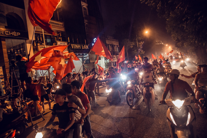 Bước sang ng&agrave;y mới nhưng ở khu vực trung t&acirc;m Thủ đ&ocirc; d&ograve;ng xe &ldquo;đi b&atilde;o&rdquo; vẫn kh&ocirc;ng hề ngớt - H&agrave; Nội c&oacute; một đ&ecirc;m