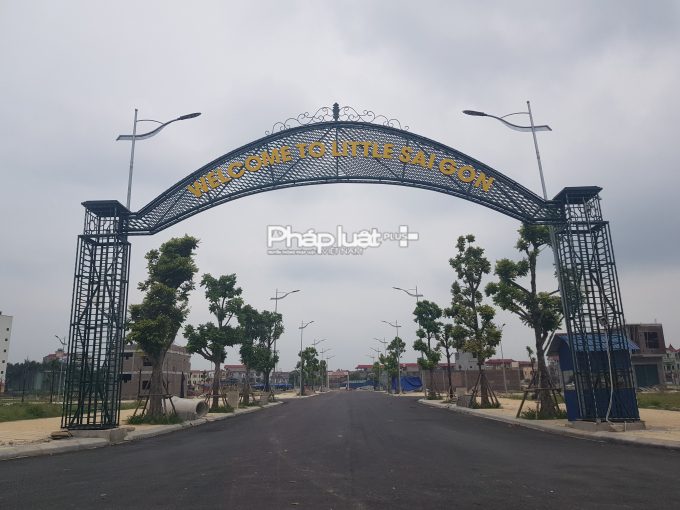 Một cổng ch&agrave;o kh&aacute;c của&nbsp;Dự &aacute;n&nbsp;khu nh&agrave; ở kết hợp khu Thương mại Dịch vụ thị trấn Hồ.&nbsp;