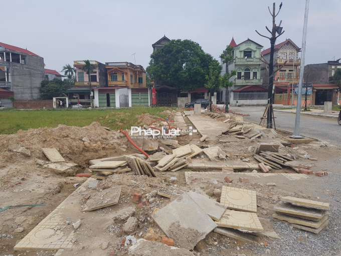 Đầu ống nước, c&aacute;p điện... vẫn đang được thi c&ocirc;ng ngổn ngang tại dự &aacute;n.