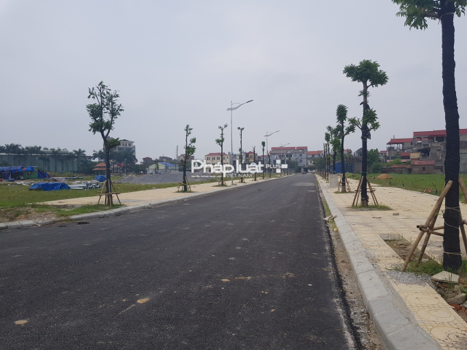 Một số đường nội khu đ&atilde; được thảm nhựa.