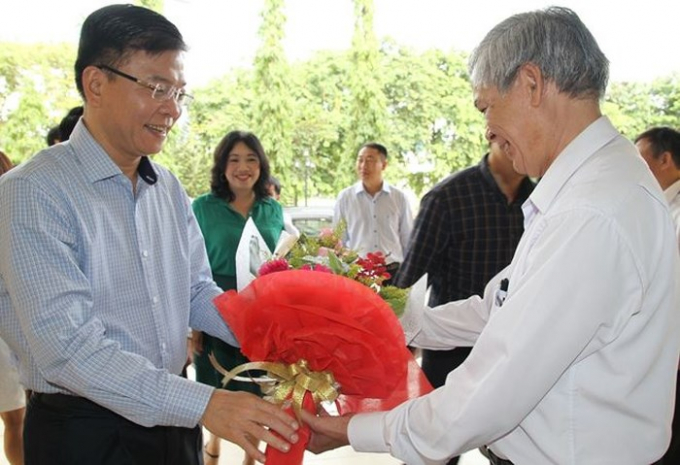 Bộ trưởng L&ecirc; Th&agrave;nh Long nhận hoa ch&uacute;c mừng Đo&agrave;n c&ocirc;ng t&aacute;c của l&atilde;nh đạo Sở Tư ph&aacute;p tỉnh Thừa Thi&ecirc;n Huế.