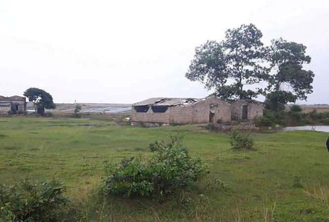 Nhiều hộ d&acirc;n vẫn sống dưới l&ograve;ng hồ Thường Xung.