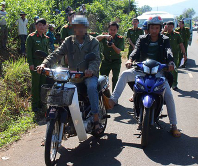 Đối tượng L&ecirc; Sỹ Quốc Th&aacute;i Anh dựng lại hiện trường vụ &aacute;n mạng.