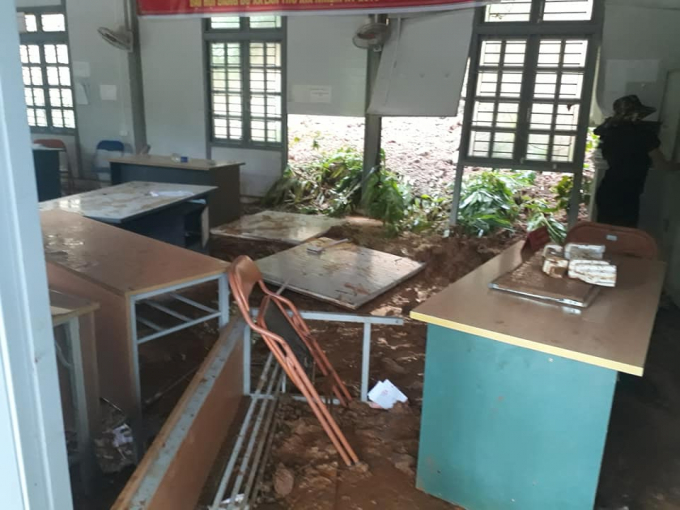 B&ugrave;n đất do mưa lũ g&acirc;y ra l&agrave;m hư hỏng nhiều b&agrave;n ghế, sổ s&aacute;ch của UBND x&atilde; T&agrave; Hộc.