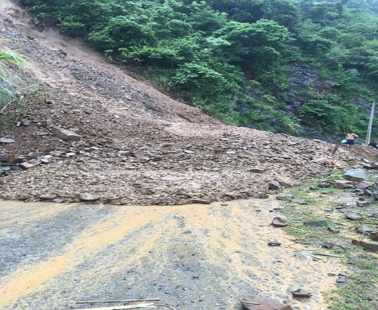 Mưa lũ g&acirc;y sạt lở đất, đ&aacute; ở nhiều điểm tr&ecirc;n tuyến đường tỉnh lộ 110 nối huyện Mai Sơn với x&atilde; T&agrave; Hộc.