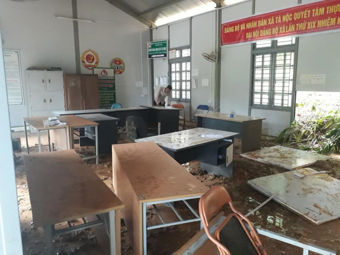 Trụ sở UBND x&atilde; T&agrave; Hộc bị đất, đ&aacute; v&ugrave;i lấp g&acirc;y hư hỏng nặng.