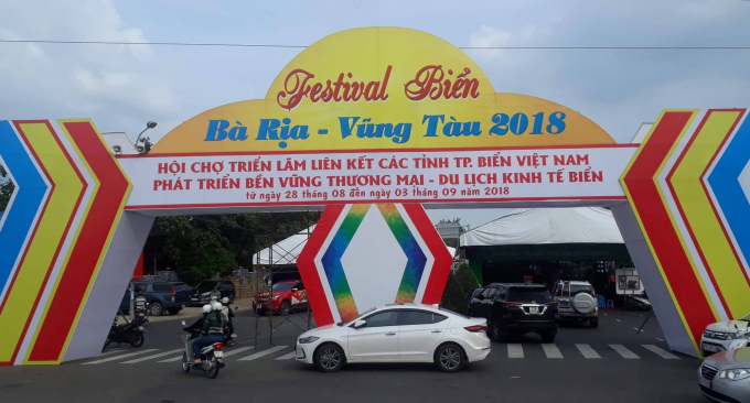 Khu vực triển l&atilde;m c&aacute;c mặt h&agrave;ng của nhiều tỉnh th&agrave;nh trong cả nước tại festival.