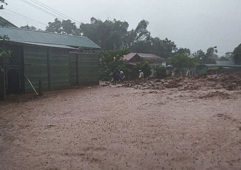 &nbsp;X&atilde; Ch&agrave; Nưa, huyện Nậm Pồ xảy ra lũ qu&eacute;t lớn.
