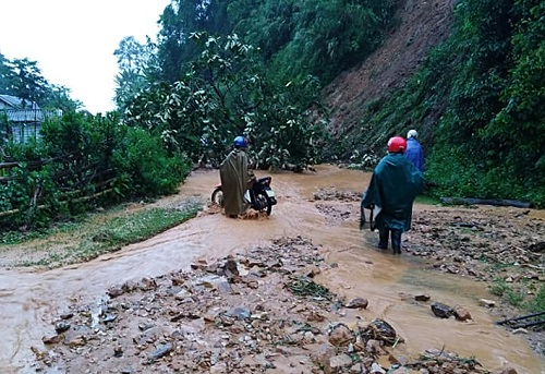 Nhiều tuyến đường giao th&ocirc;ng tr&ecirc;n địa b&agrave;n huyện Tủa Ch&ugrave;a bị &aacute;ch tắc.