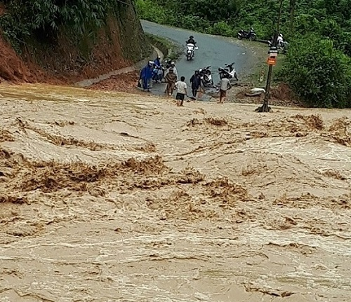 Mức nước d&acirc;ng cao khiến giao th&ocirc;ng bị t&ecirc; liệt tr&ecirc;n tỉnh lộ 129.