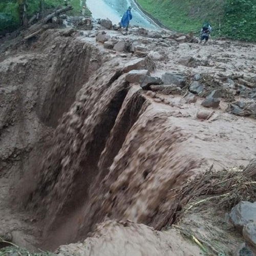 Quốc lộ 4H bị sạt lở v&agrave; chia cắt ho&agrave;n to&agrave;n.