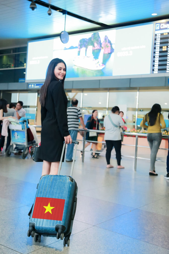 Dy Khả H&acirc;n diện nguy&ecirc;n c&acirc;y đen nữ t&iacute;nh v&agrave; s&agrave;nh điệu.