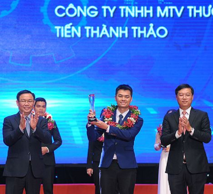 Ph&oacute; Thủ tướng Vương Đ&igrave;nh Huệ v&agrave; B&iacute; thư thứ nhất T.Ư Đo&agrave;n, Chủ tịch T.Ư Hội LHTN Việt Nam L&ecirc; Quốc Phong trao khen thưởng cho Top 10 doanh nh&acirc;n trẻ khởi nghiệp xuất sắc năm 2018.