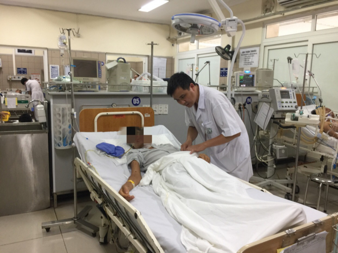 Ths.BS Nguyễn Trung Nguy&ecirc;n thăm kh&aacute;m bệnh nh&acirc;n bị ong đốt đang điều trị tại TT Chống độc. Ảnh: BVCC