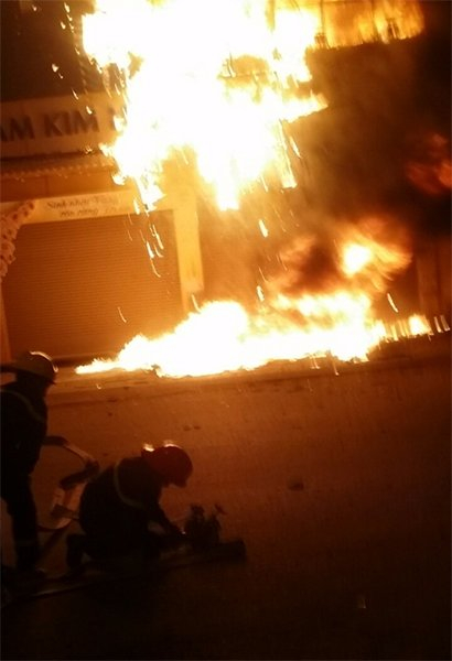 Theo người d&acirc;n chứng kiến, họ nghe tiếng nổ từ đ&aacute;m ch&aacute;y trong ng&ocirc;i nh&agrave;.