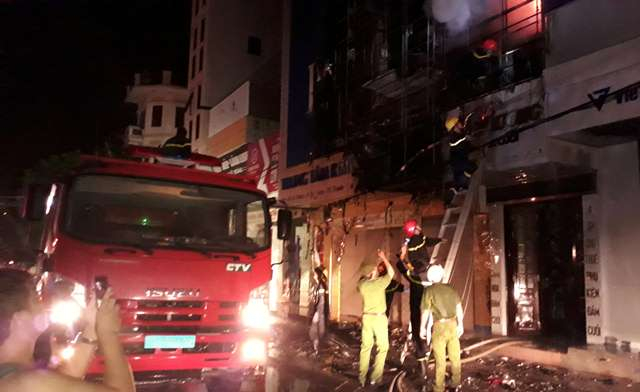 Nhận tin b&aacute;o, điện lực TP đ&atilde; nhanh ch&oacute;ng cắt điện quanh khu vực.