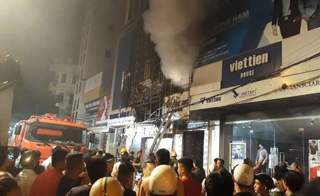 &nbsp;Lực lượng PCCC tỉnh&nbsp;Thanh H&oacute;a&nbsp;được huy động c&ugrave;ng nhiều xe chuy&ecirc;n dụng đến chữa ch&aacute;y.