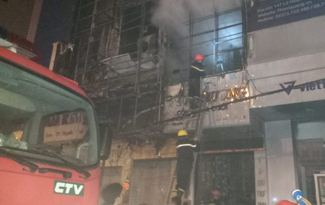 Hiện trường vụ ch&aacute;y 3 ng&ocirc;i nh&agrave; ở Thanh H&oacute;a sau tiếng nổ lớn