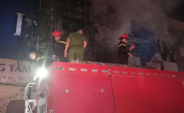 Sau hơn 1 giờ đồng hồ, đ&aacute;m ch&aacute;y cơ bản được khống chế.