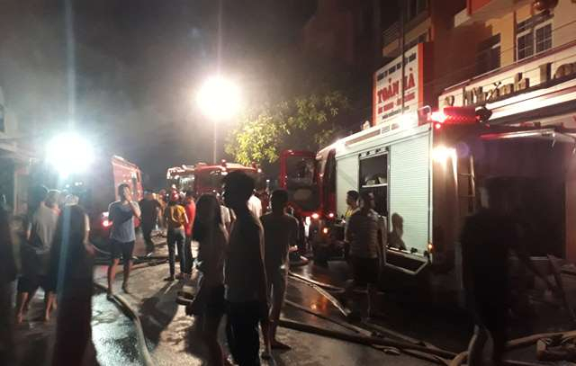 Hiện trường vụ ch&aacute;y 3 ng&ocirc;i nh&agrave; ở Thanh H&oacute;a sau tiếng nổ lớn