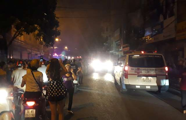 Xe cứu thương cũng được điều động đến hiện trường.