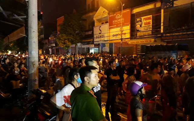 H&agrave;ng ngh&igrave;n người d&acirc;n hiếu kỳ đến xem.