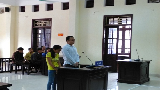 Hai bị c&aacute;o Nguyễn Thu&yacute; Hiền v&agrave; Nguyễn Bảo Ho&agrave; tại phi&ecirc;n to&agrave;.