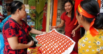 Đường phố Hà Nội rực sắc đỏ cổ vũ Olympic Việt Nam quyết đấu Olympic Hàn Quốc