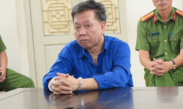 Bị c&aacute;o tại t&ograve;a.