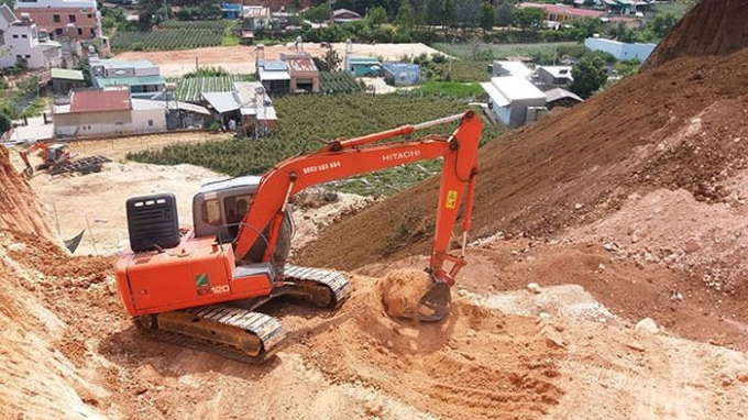 Ph&aacute;t hiện phương tiện san gạt đất tr&aacute;i ph&eacute;p.